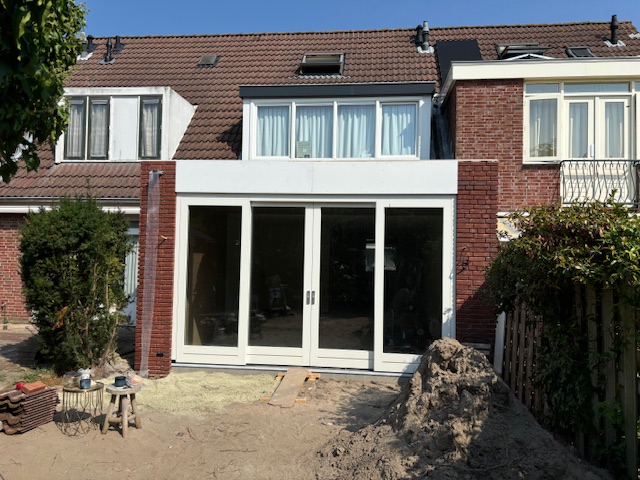 Het aanbrengen van erkers, garages, dakopbouwen, Velux dakvensters, het vergroten van woonkamers etc.