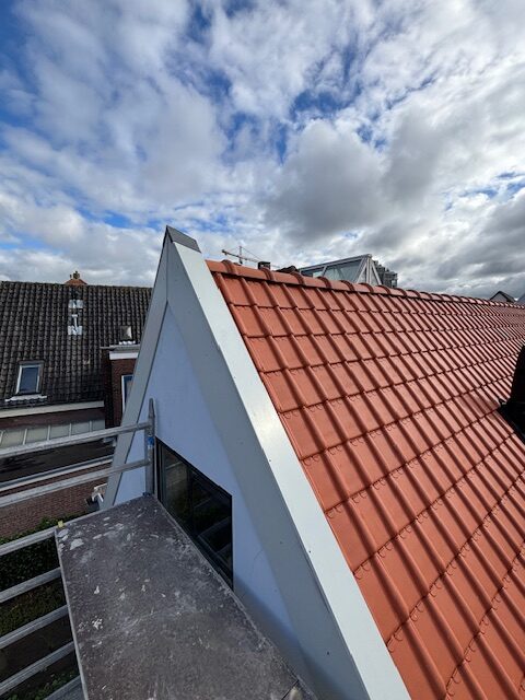 Dankzij onze dakkapellen (uitgevoerd in hout of in kunststof) kunt u uw zolder vergroten met een extra slaapkamer, studeerkamer of wasruimte. Complete afwerking is mogelijk. Op ons dak- en zinkwerk geven wij tien jaar garantie.