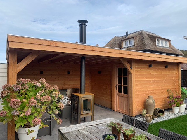 Vakkundig: wij werken met erkende stukadoors, schilders, glaszetters, dakdekkers e.d. en geven op al onze werkzaamheden schriftelijke garantie.