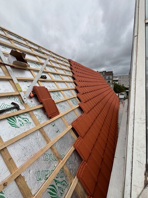 Het vervangen van een dak gebeurd vakkundig.