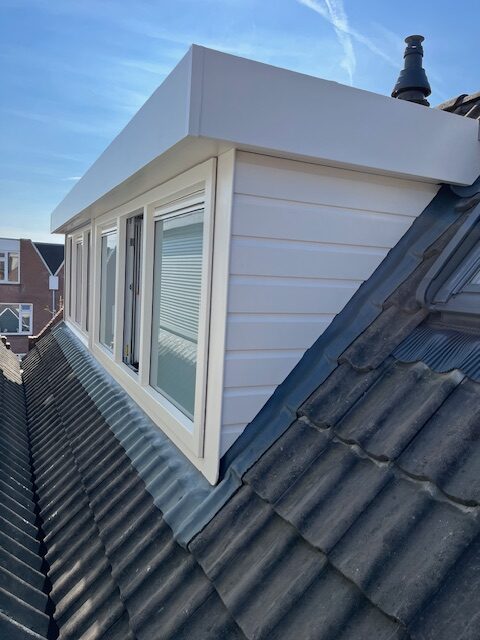 Deze dakkapel kan er weer even tegenaan. Klaar en bestendigd tegen weer en wind.