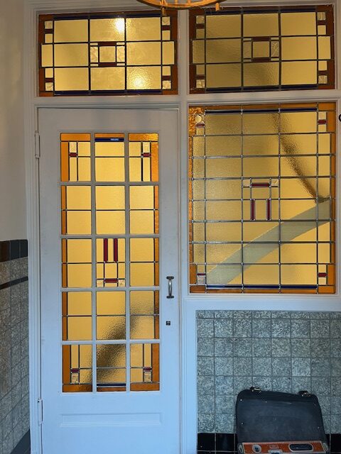 Ramen en deuren herstellen met behoud van oude elementen.