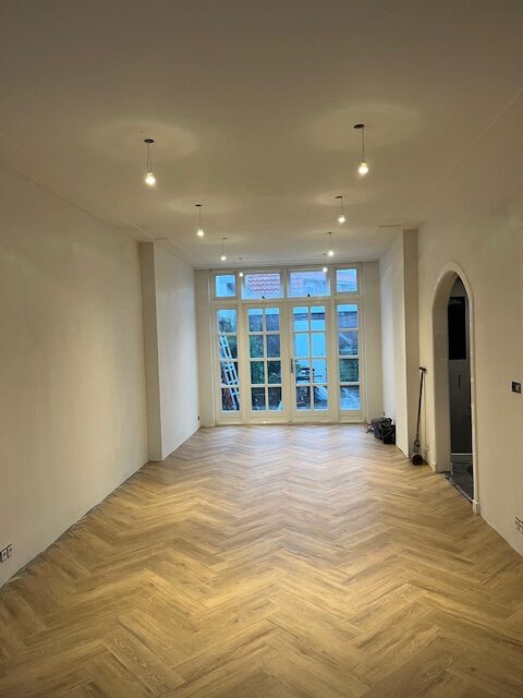 Licht en vloer vervangen en geef de ruimte frisse look & feel.